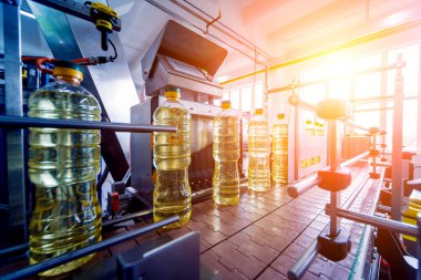 Şişelerdeki ayçiçeği yağı şişeleri, yüksek teknoloji konsepti, endüstriyel arka plan 