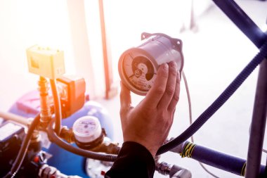 Teknisyen su şebekelerini kontrol ediyor. Sanayi geçmişi