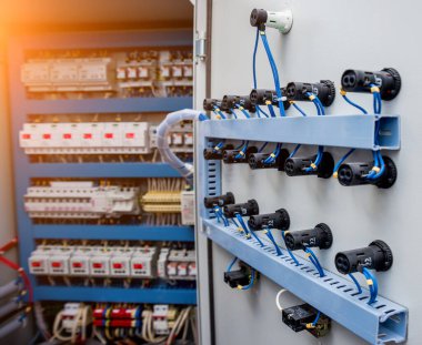 Devre kesicileri ve elektrik arkaplanı olan elektrik santrali.