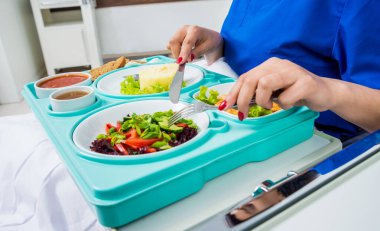 Genç bayan hastalar için tepsiyi kahvaltıyla kapatın.