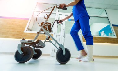 El frenleri tutulmuş hasta hastanede hareket ediyor. Tıbbi konsept