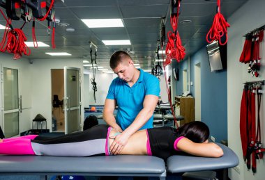 Kinesioting. Genç ve güzel kadınların omurgalarına bant yapıştıran bir fizyoterapist. Fizyoterapi.