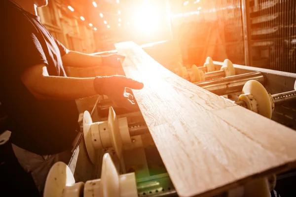 Timmerman Met Vezelplaten Werkplaats Meubelfabriek — Stockfoto