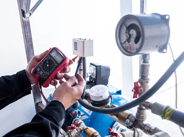 Technicien Vérifiant Les Nœuds Système Eau Contexte Industriel — Photo