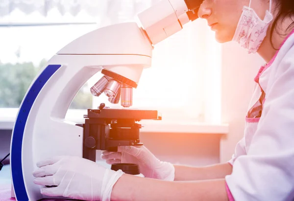 Laboratory assistant conducts a blood test. — 스톡 사진