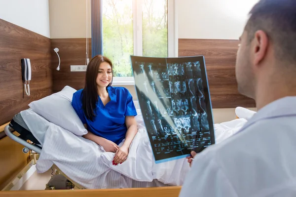 Traumatologe Zeigt Mri Film Einem Patienten Krankenhaus Medizinischer Hintergrund — Stockfoto