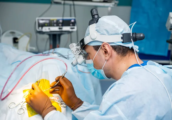 Chirurgie cérébrale. Groupe de chirurgiens en salle d'opération avec équipement chirurgical . — Photo