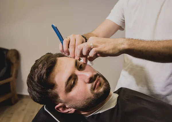 Giovane Con Taglio Capelli Alla Moda Negozio Barbiere Barbiere Acconciatura — Foto Stock