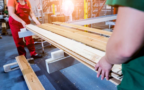 Snickare Med Fiberskivor Möbelverkstad — Stockfoto