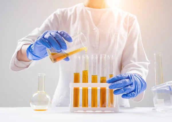 Nahaufnahme Eines Wissenschaftlers Der Bio Eingießt Schönheits Und Kosmetikwissenschaften Laborgeräte — Stockfoto