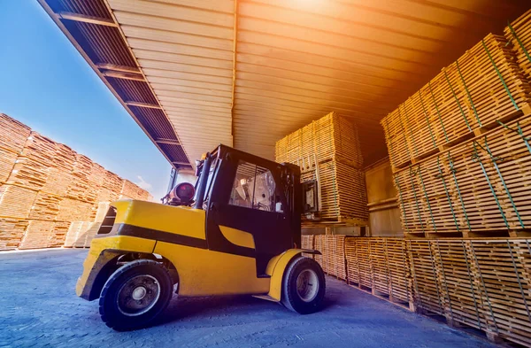 Gabelstaplerlader Laden Bauholz Einen Trockenofen Holztrocknung Containern — Stockfoto