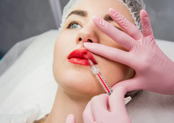 Doktor Kozmetik Uzmanı Yüz Enjeksiyonu Prosedürünü Uygular Güzellik Salonunda Genç — Stok fotoğraf