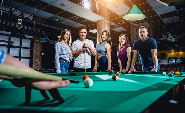 Jovem Tentando Acertar Bola Bilhar Seus Amigos Segundo Plano — Fotografia de Stock