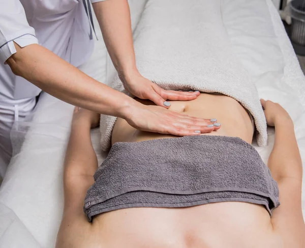 Mulher Bonita Desfrutando Massagem Salão Spa Conceito Cosmetologia — Fotografia de Stock