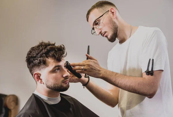Giovane Con Taglio Capelli Alla Moda Negozio Barbiere Barbiere Acconciatura — Foto Stock