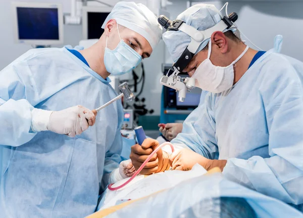 Cirugía Columna Grupo Cirujanos Quirófano Con Equipo Quirúrgico Laminectomía Formación — Foto de Stock