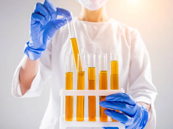 Közel Tudósokhoz Akik Szerves Olajat Öntenek Szépség Kozmetika Tudományok Laboratóriumi — Stock Fotó