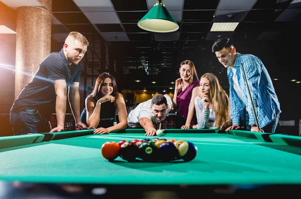 Grupo Jovens Amigos Alegres Jogando Bilhar Tempo Engraçado Após Trabalho — Fotografia de Stock