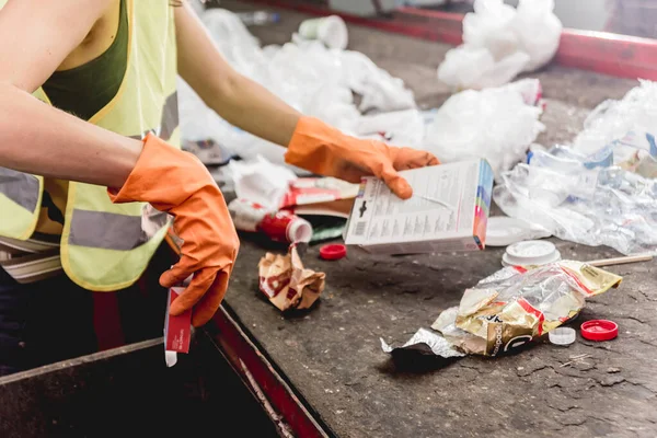 Worker Separating Garbage Collection Modern Recycling Plant — Stock Photo, Image