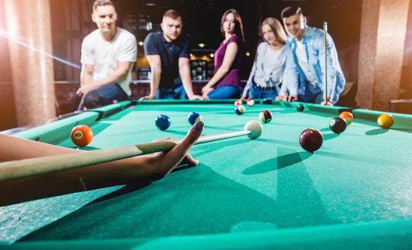 Grupo Jóvenes Amigos Alegres Jugando Billar Tiempo Divertido Después Del — Foto de Stock