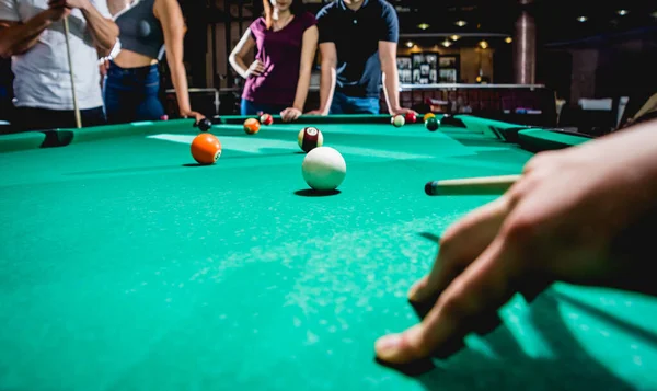 Jovem Tentando Acertar Bola Bilhar Seus Amigos Segundo Plano — Fotografia de Stock