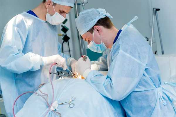 Cirurgia Coluna Grupo Cirurgiões Centro Cirúrgico Com Equipamento Cirúrgico Laminectomia — Fotografia de Stock