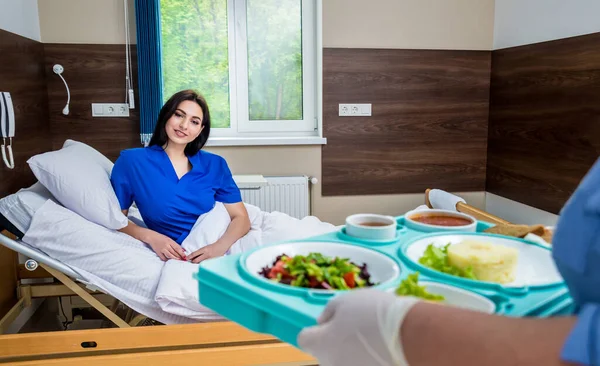 Junge Frau Isst Krankenhaus Tablett Mit Frühstück Für Patientin — Stockfoto