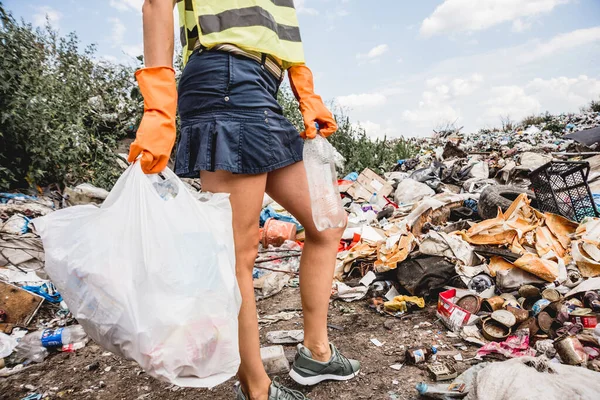 Kadın Gönüllü Plastik Çöpleri Temizlemeye Yardım Ediyor Dünya Günü Ekoloji — Stok fotoğraf