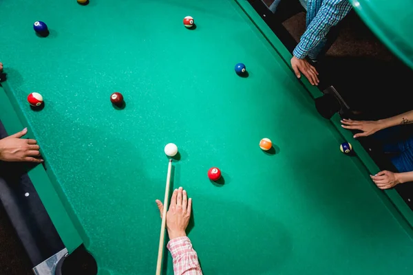 Jovem Tentando Acertar Bola Bilhar Fundo Piscina — Fotografia de Stock