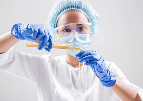 Female Scientist Pouring Organic Oil Beauty Cosmetics Sciences Laboratory Equipment — Stock Photo, Image