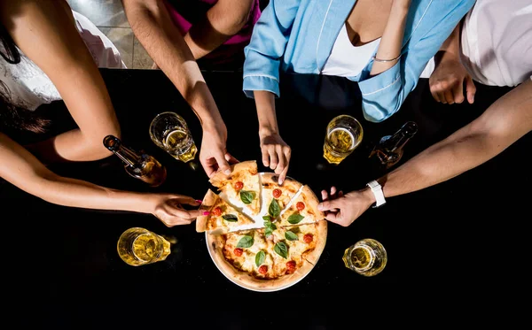 Veselí Přátelé Hospodě Pít Pivo Jíst Pizzu Mluvit Bavit Setkání — Stock fotografie