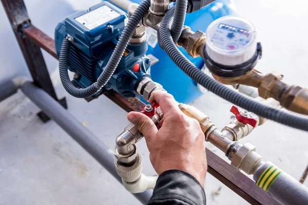 Techniker Überprüfen Wassernetzknoten Industrieller Hintergrund — Stockfoto