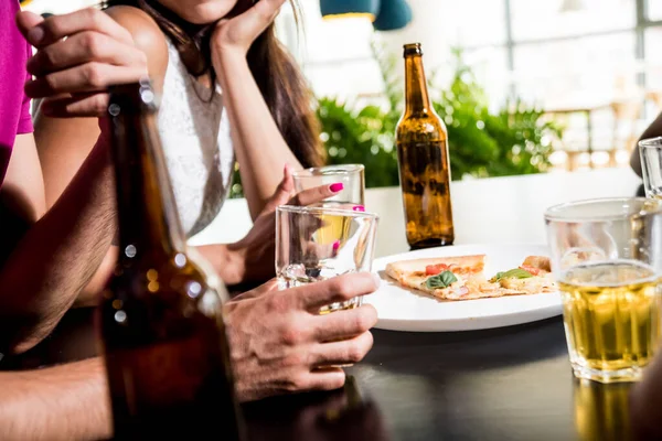 Veselí Přátelé Hospodě Pít Pivo Mluvit Bavit Setkání Přáteli Práci — Stock fotografie