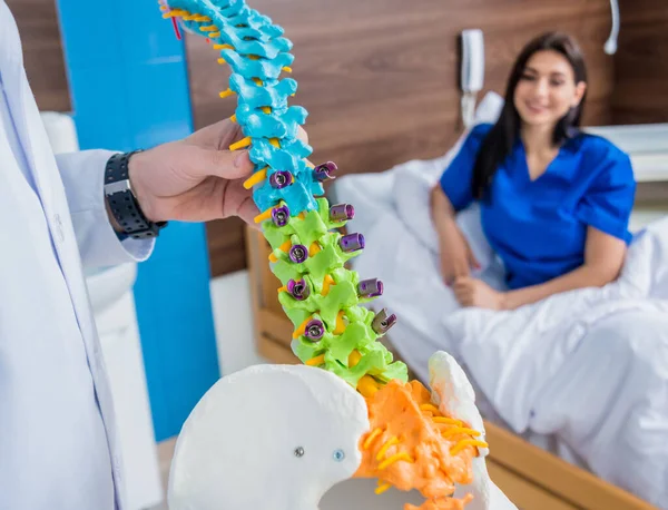 Perto Ortopedista Mostrando Modelo Coluna Vertebral Para Paciente Hospital — Fotografia de Stock