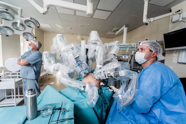 Moderní chirurgický systém. Lékařský robot. Minimálně invazivní robotická operace. — Stock fotografie