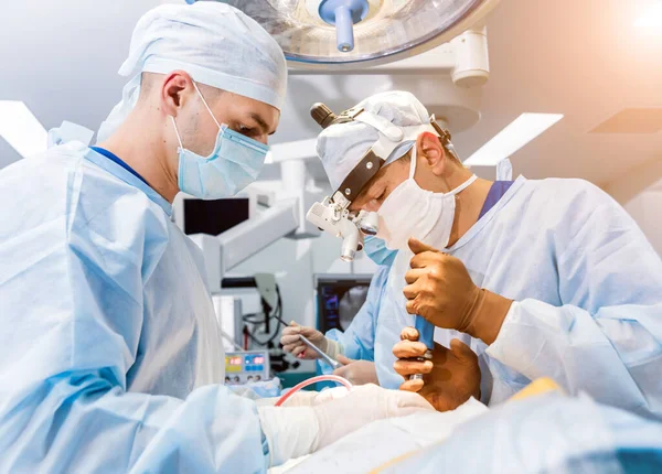 Omurilik ameliyatı. Ameliyathanede ameliyathanede ameliyat aleti olan bir grup cerrah. Laminektomi. Modern tıbbi arka plan