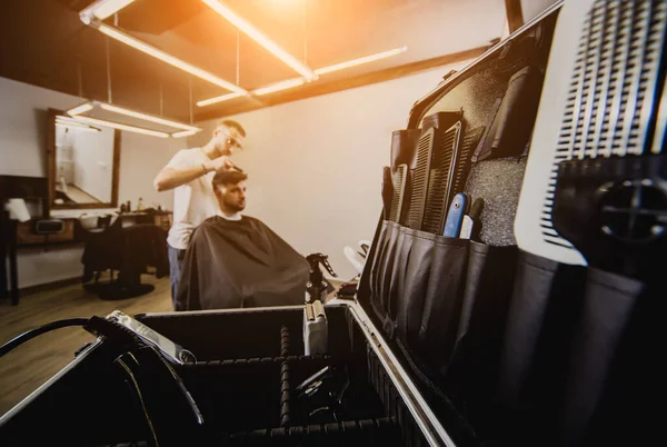 在理发店理发的年轻人 理发师负责理发和修剪胡子 概念理发店 — 图库照片