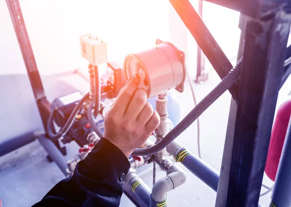 Teknisyen su şebekelerini kontrol ediyor. Sanayi geçmişi