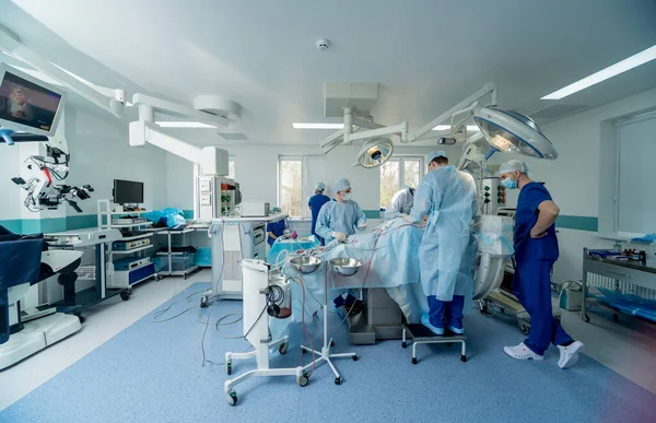 Cirugía de columna. Grupo de cirujanos en quirófano con equipo quirúrgico. Laminectomía —  Fotos de Stock
