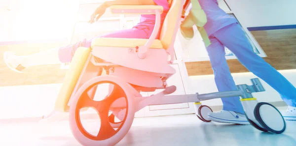 Verpleegster Verplaatst Mobiele Medische Stoel Met Patiënt Het Ziekenhuis Medische — Stockfoto