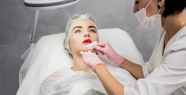 Arts Cosmetoloog Maakt Gezichtsinjecties Procedure Jonge Vrouw Een Schoonheidssalon Cosmetologisch — Stockfoto