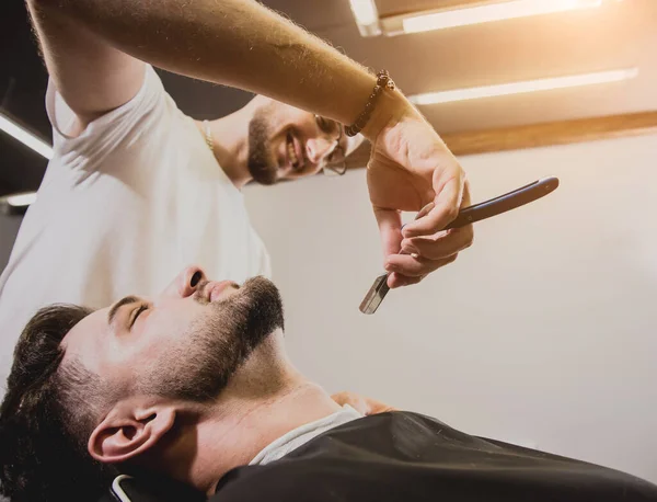 Joven Con Corte Pelo Moda Peluquería Peluquero Hace Corte Pelo —  Fotos de Stock