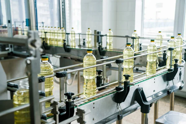 工場の瓶の中のひまわり油の瓶詰めライン ハイテクコンセプト 産業背景 — ストック写真