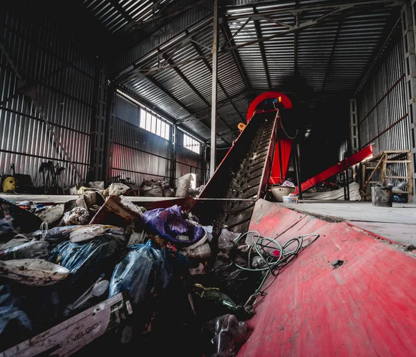 Conveyor Belt Transporting Garbage Drum Filter Modern Recycling Plant — Φωτογραφία Αρχείου