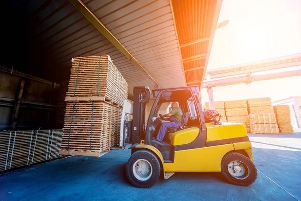 Gaffeltruck lastare lasta timmer i en torr ugn. Torkning av trä i barr — Stockfoto