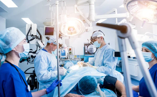Chirurgii Kręgosłupa Grupa Chirurgów Sali Operacyjnej Wyposażeniem Chirurgicznym Laminektomii Nowoczesne — Zdjęcie stockowe