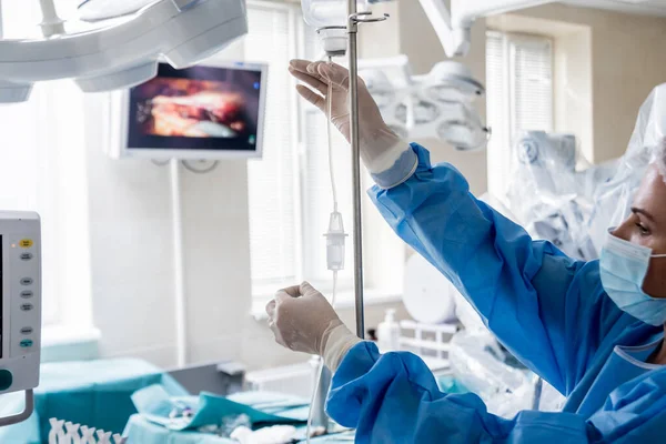 Tubo de goteo médico y paciente en el hospital . —  Fotos de Stock