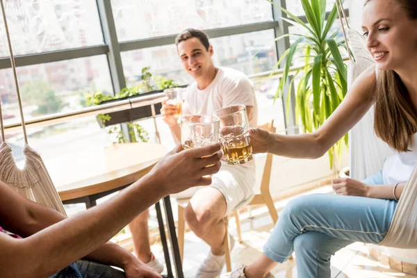 Pub 'daki neşeli arkadaşlar. Bira içmek, konuşmak, eğlenmek. İşten sonra arkadaşlarımla buluşacağım.