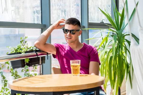 Jovem Pub Beber Cerveja Comer Pizza Depois Trabalho — Fotografia de Stock