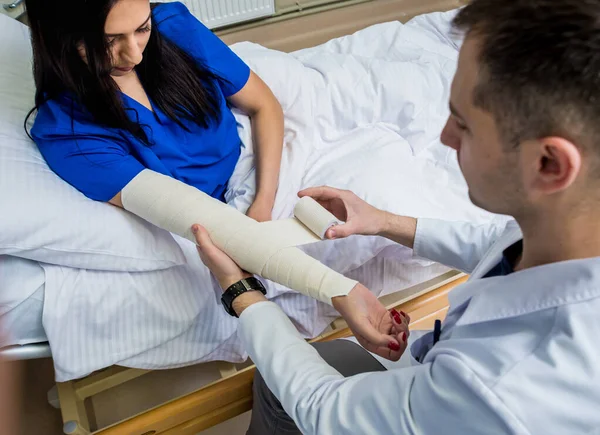 Männlicher Arzt Der Patientinnen Die Hand Bindet Medizinisches Konzept — Stockfoto